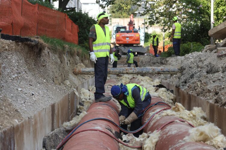 25.08.2023., Zagreb - Radovi u Hanamanovoj ulici na revitalizaciji magistralnog vrelovoda za naselja Spansko, Malesnica, Gajnice koji prolazi kroz Voltino naselje. (25.08.2023., Zagreb - Radovi u Hanamanovoj ulici na revitalizaciji magistralnog vrelov